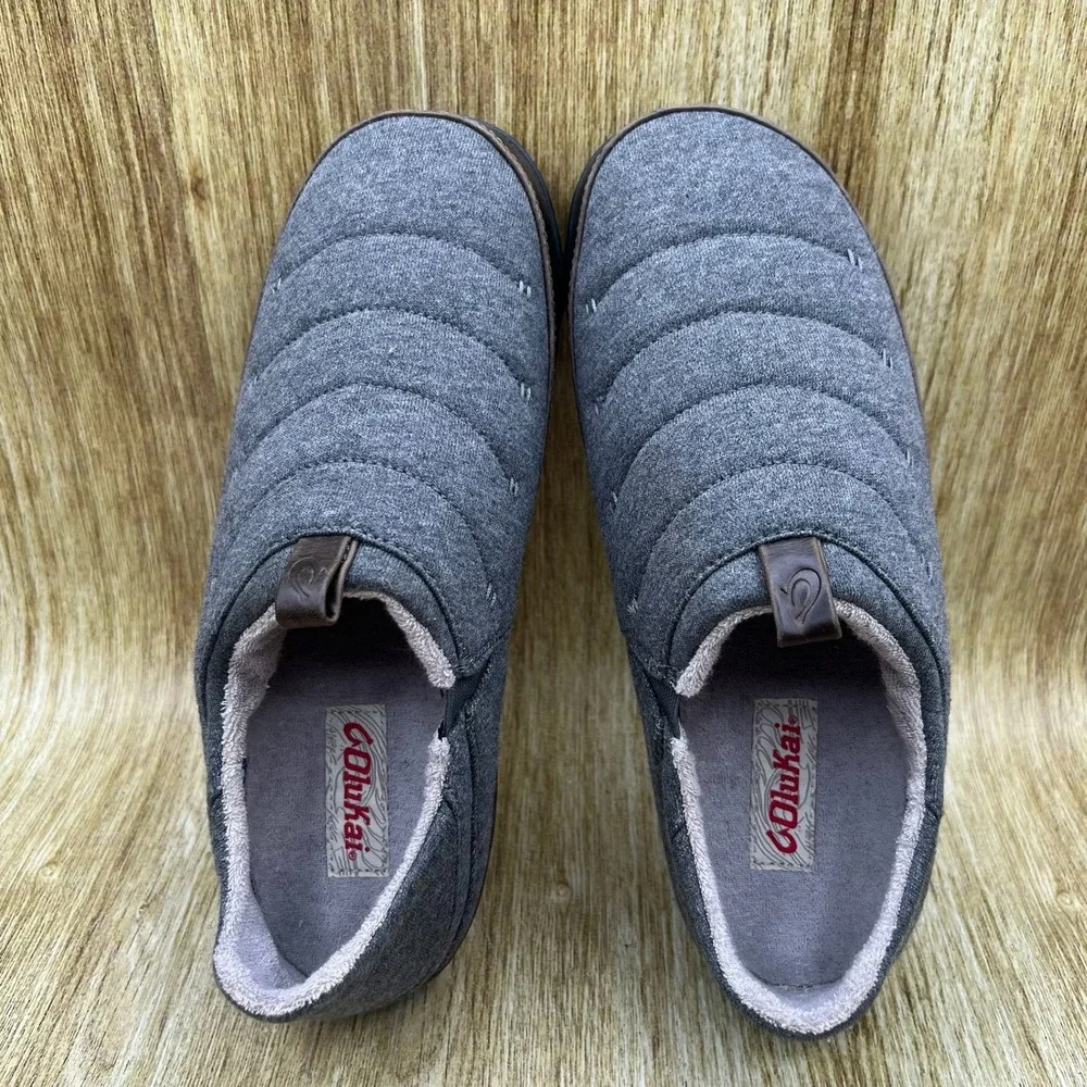 OluKai Mahana Slippers Men's Size‎ 9 Gray Quilted Textile Leather Slip On Shoes
